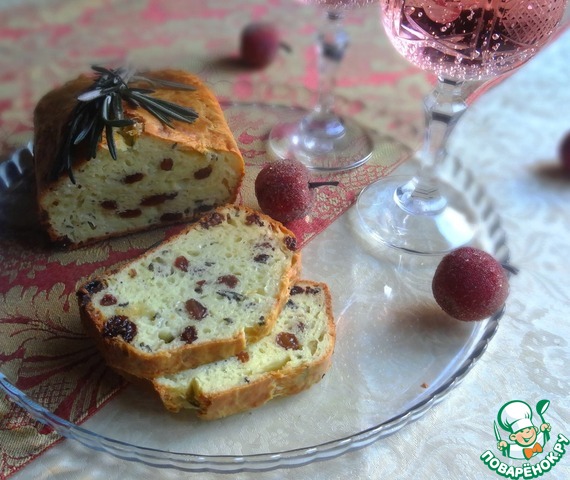 Cupcake with cheese, raisins and rosemary