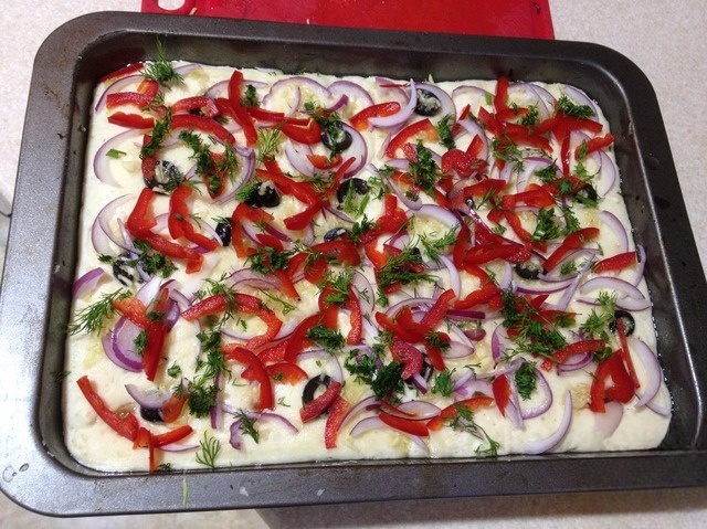 Фокачча с оливками, перцем и чесноком