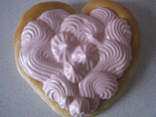 Булочка с клубничным муссом