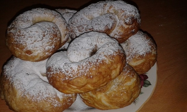 Брецель с курагой и изюмом