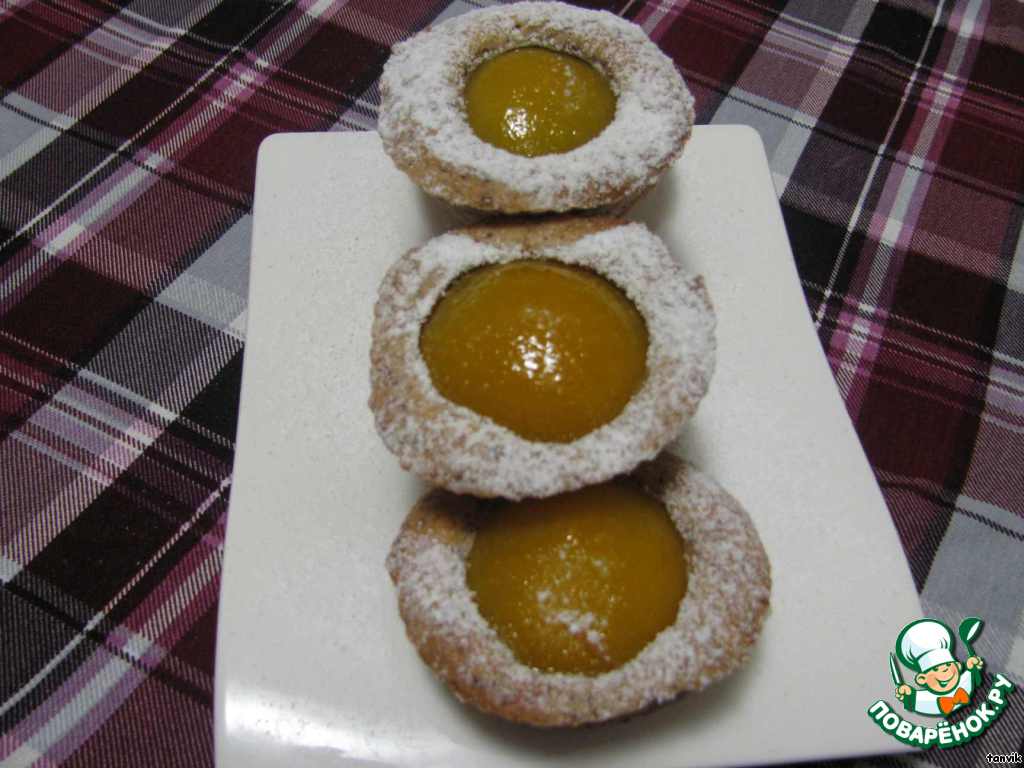 Baskets with apricots