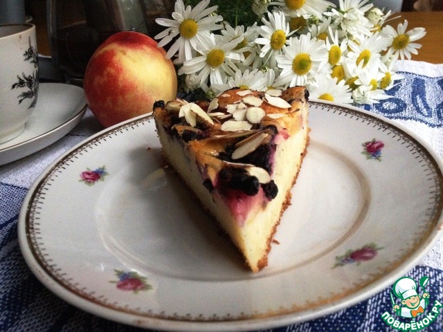 Pie with blueberries and nectarines
