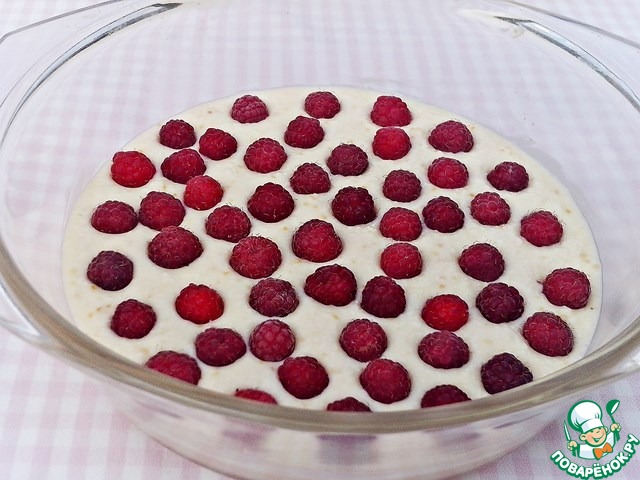 Cottage cheese pie with raspberries