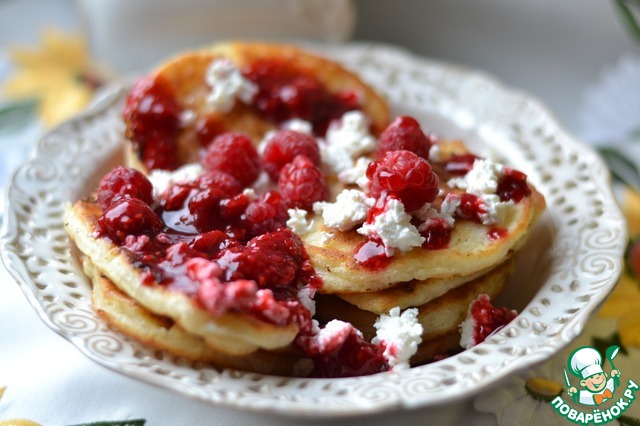 Cottage cheese pancakes with hot berries