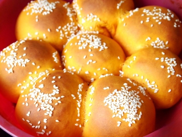 Томатные булочки с помидорами черри