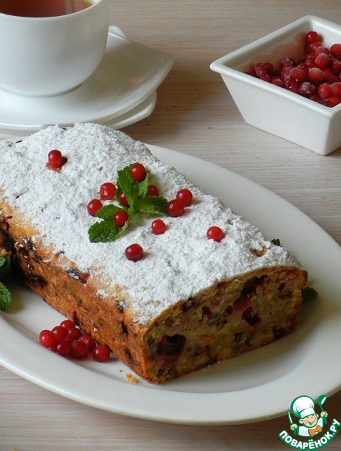 Cupcake with cranberries and nuts