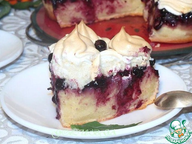 Cake with black currants and cream