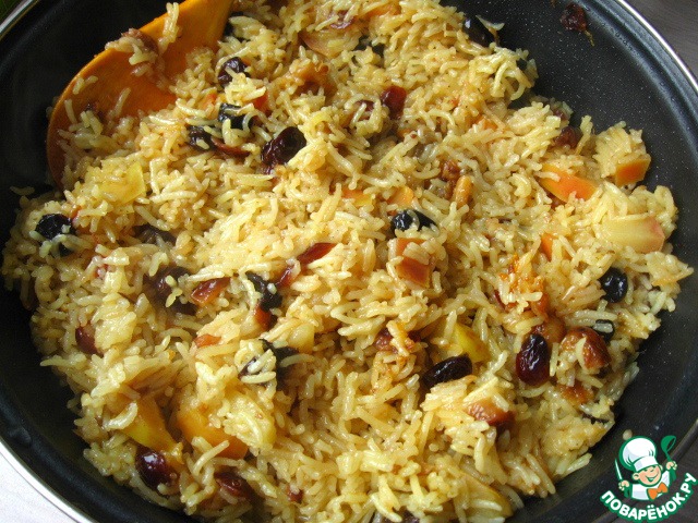 Spicy rice with apples and dried fruit