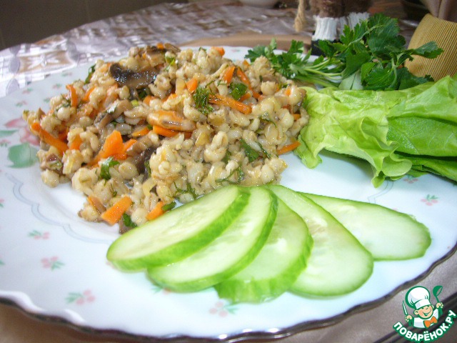 Barley porridge with shrimp and vegetables