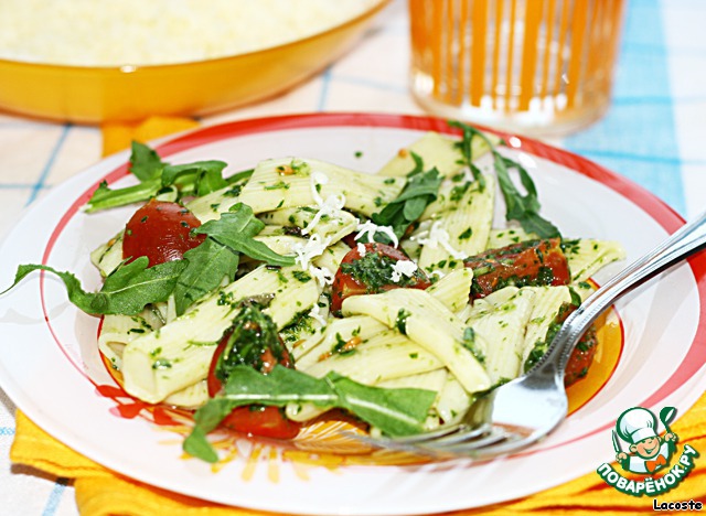 Pasta with cherry tomatoes and arugula