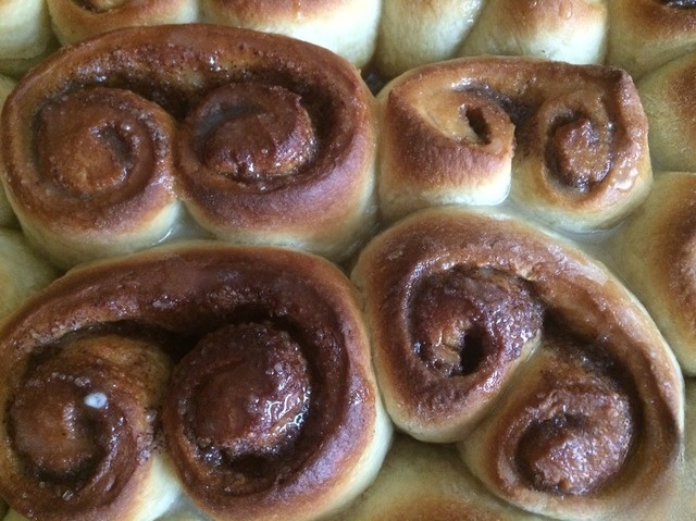 Коричные плюшки в молочной глазури