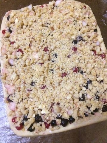 Berry pie with almond crumble topping