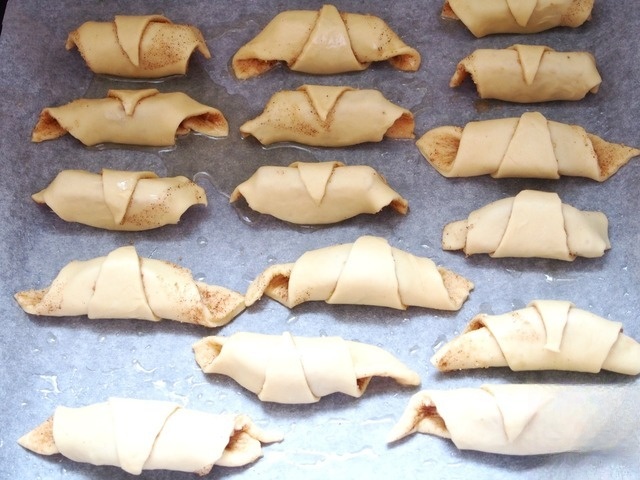 Crescent rolls with apples and cinnamon