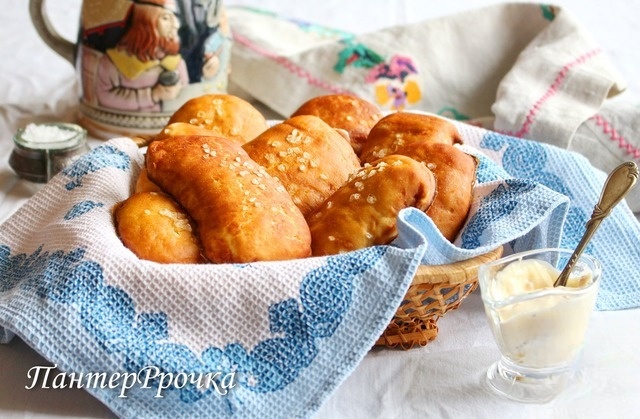 Постные булочки-брецели с пикантным соусом