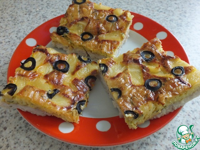 Chicken fillet with pineapple and black olives
