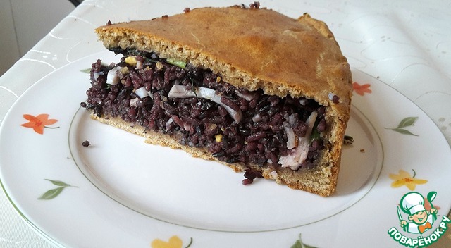Пирог с черным рисом, яйцами и ветчиной