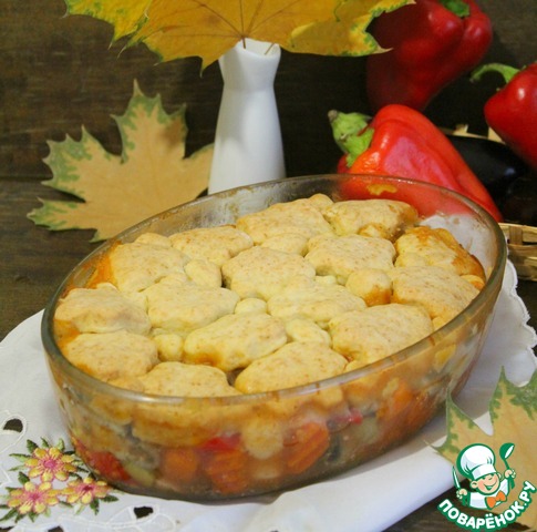 Chicken baked with vegetables and rolls