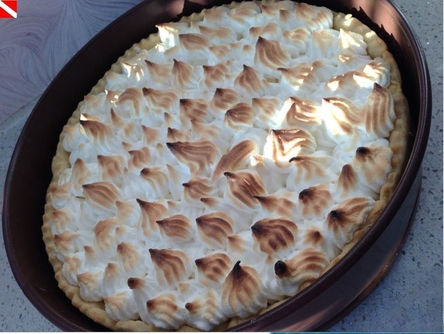 Tart with pistachio cream and meringue