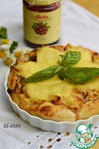 Пирог с курицей, сыром и брусничным соусом