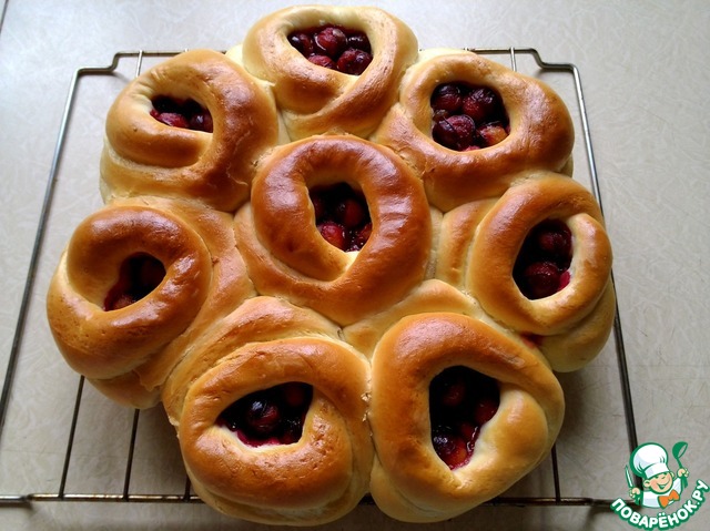 Пирожки с алычой и изюмом