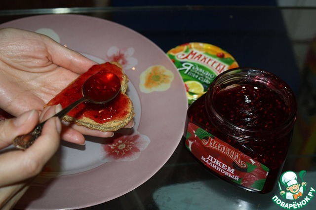 Almond cookies with raspberry jam