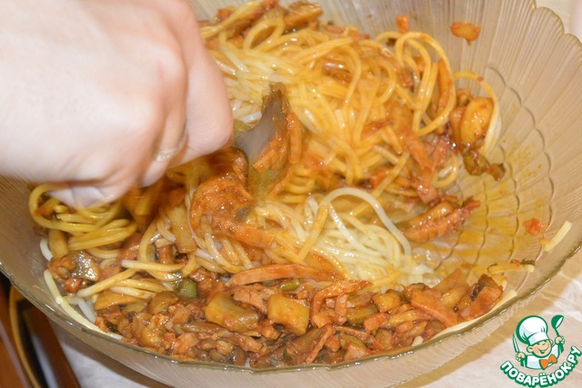 Pasta with mushroom and olive sauce 