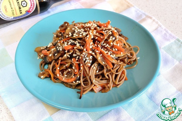 Soba with mushrooms and carrots