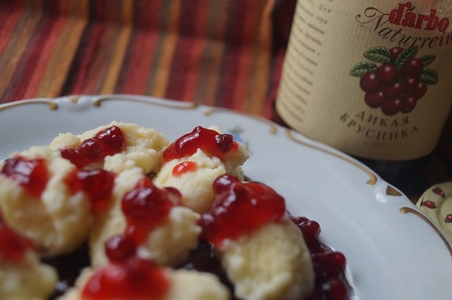 Заварные клёцки в брусничном соусе