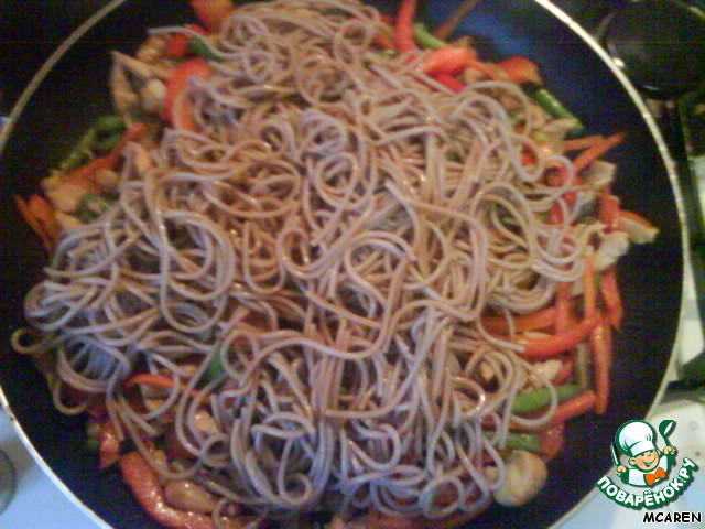 Buckwheat noodles with chicken and vegetables
