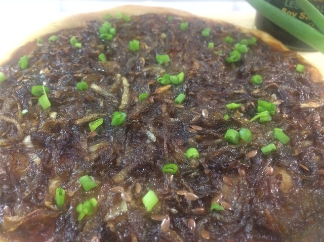 Постный пирог с карамелизованным луком