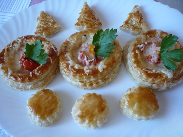 Слоеные булочки с сыром и помидорами