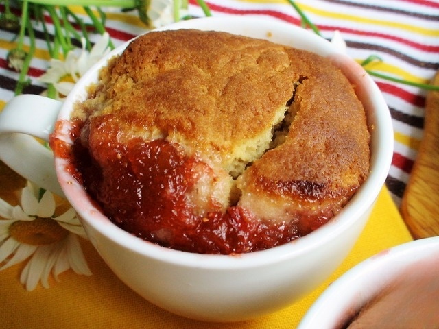 Булочки, запеченные в соусе из ревеня