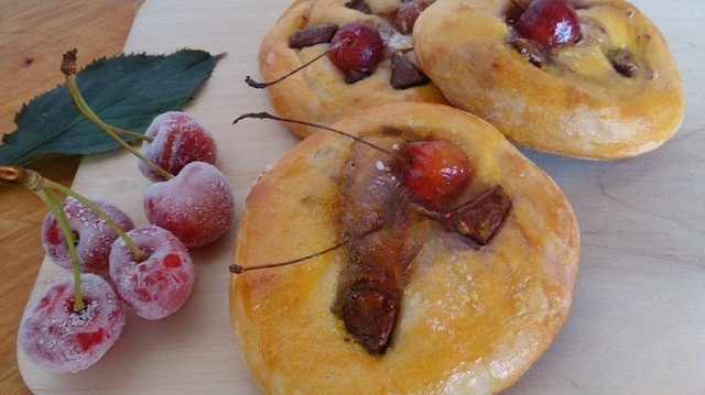 Лепешки с черешней и шоколадом