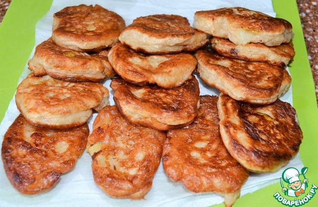 Pancakes with pears and dried apricots