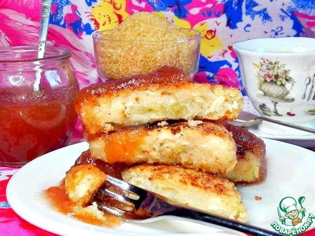 Cheesecakes with a banana in flaky dough