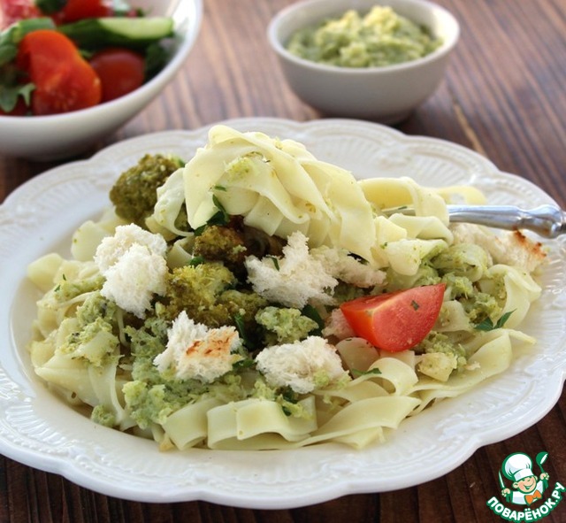 Noodles with cream of broccoli