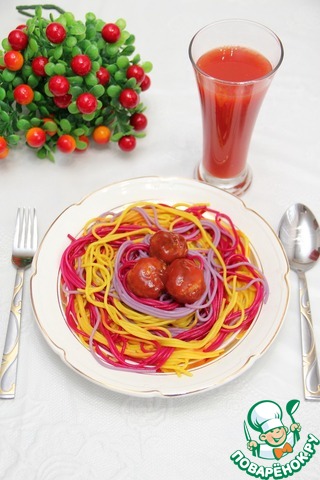 Festive spaghetti with tomato juice