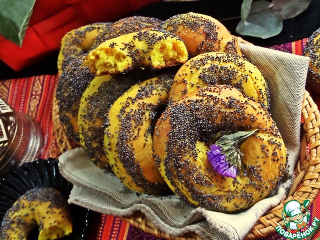 Bagels with poppy seeds, pumpkin and turmeric