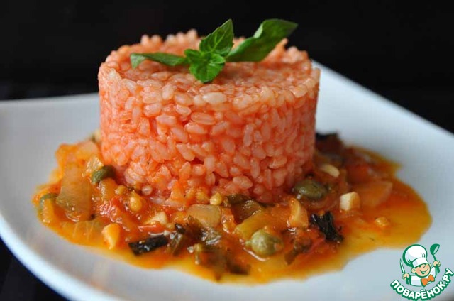 Tomato rice with marinara sauce and capers