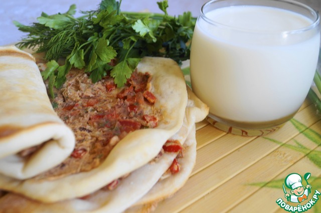 A La Lahmacun with beans