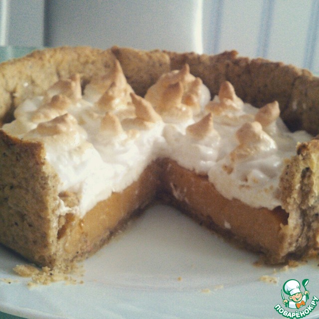 Caramel pie with meringue