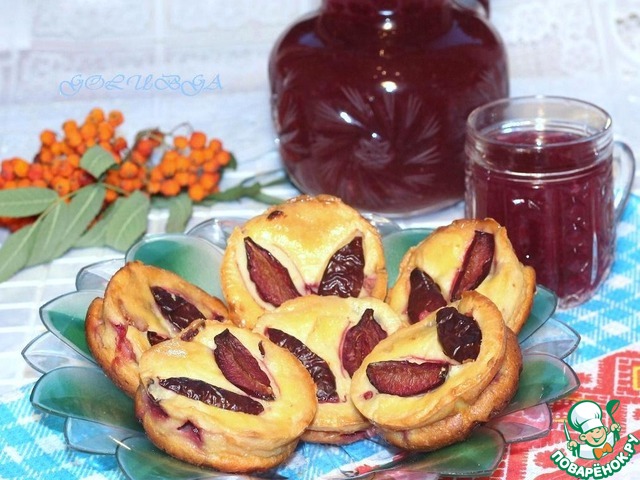 Plum cheesecakes from the oven with the jelly of currants