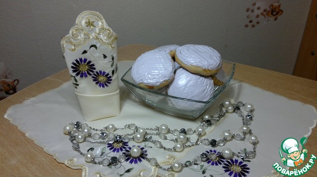 Custard cakes with blueberry jam