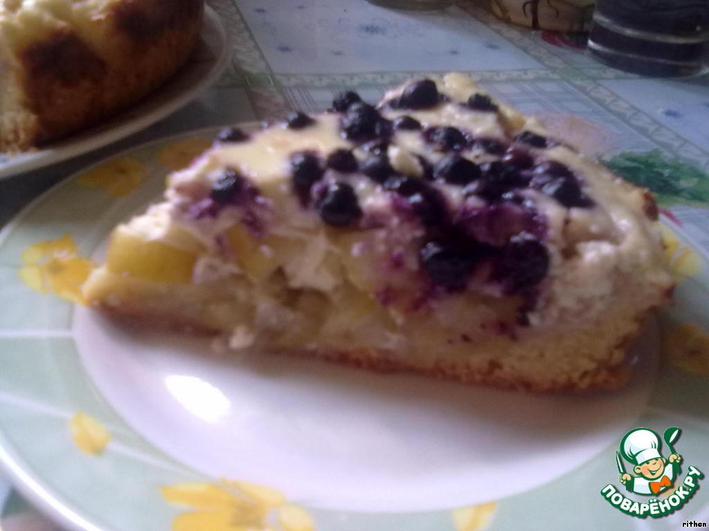 Пирог с грушами, ягодами и творогом