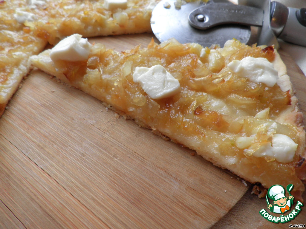 Pizza with caramelized onions and feta