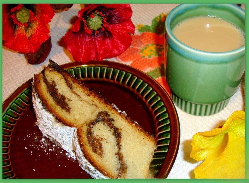 Loaf with cinnamon and poppy seeds