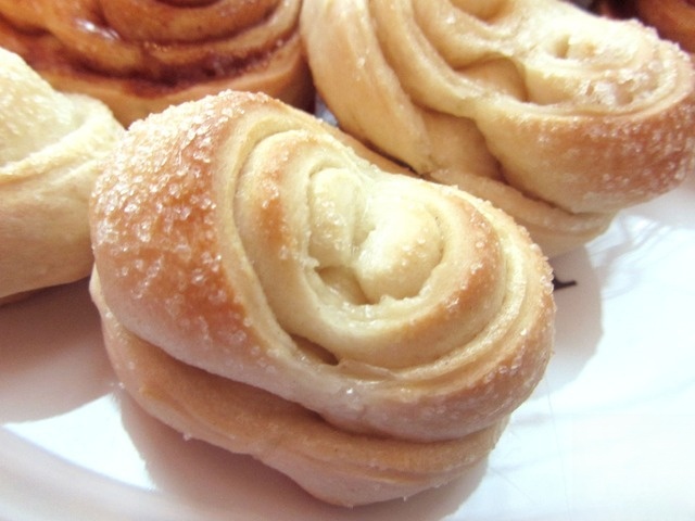 Buns with cinnamon and coconut flakes