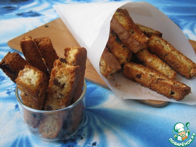 Crackers with nuts and raisins