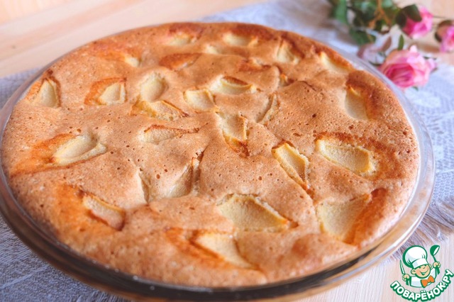 Шарлотка с айвой