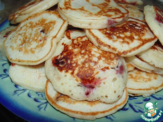 Vanilla pancakes with cherries